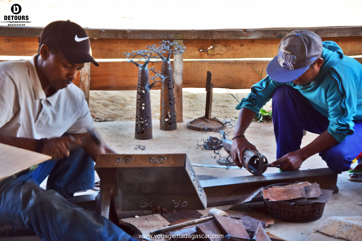 Camion Benne en Bois Peint - Décoration - Artisans de Madagascar